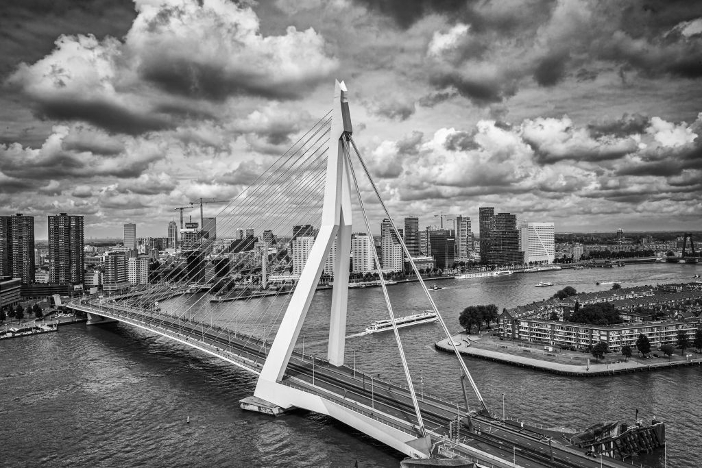 Das Stadtzentrum von Rotterdam aus großer Höhe in schwarz-weiß 