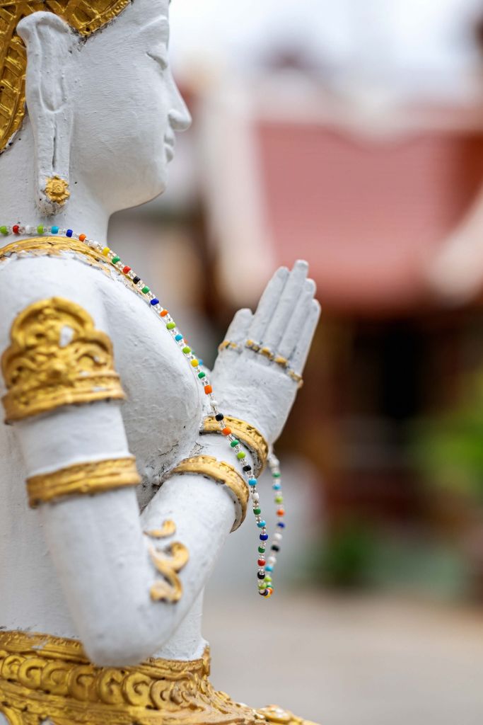 Weißer und goldener Buddha Tempelanlage in Bangkok (Thailand)