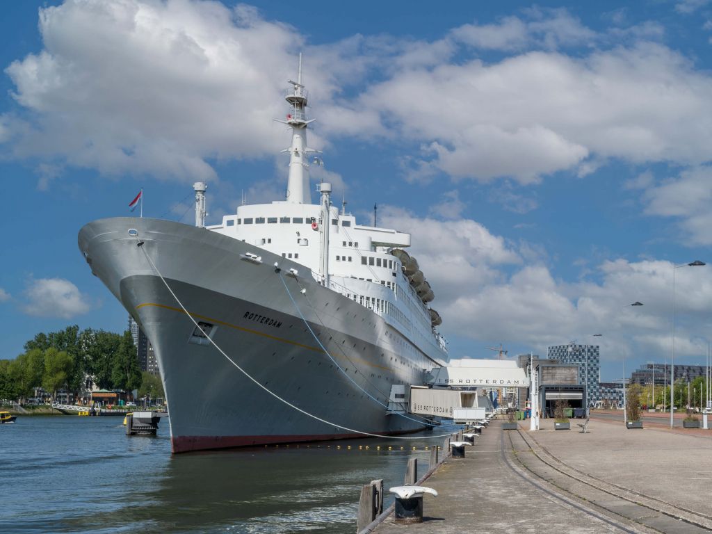 Das ehemalige Dampfschiff SS Rotterdam in Farbe 