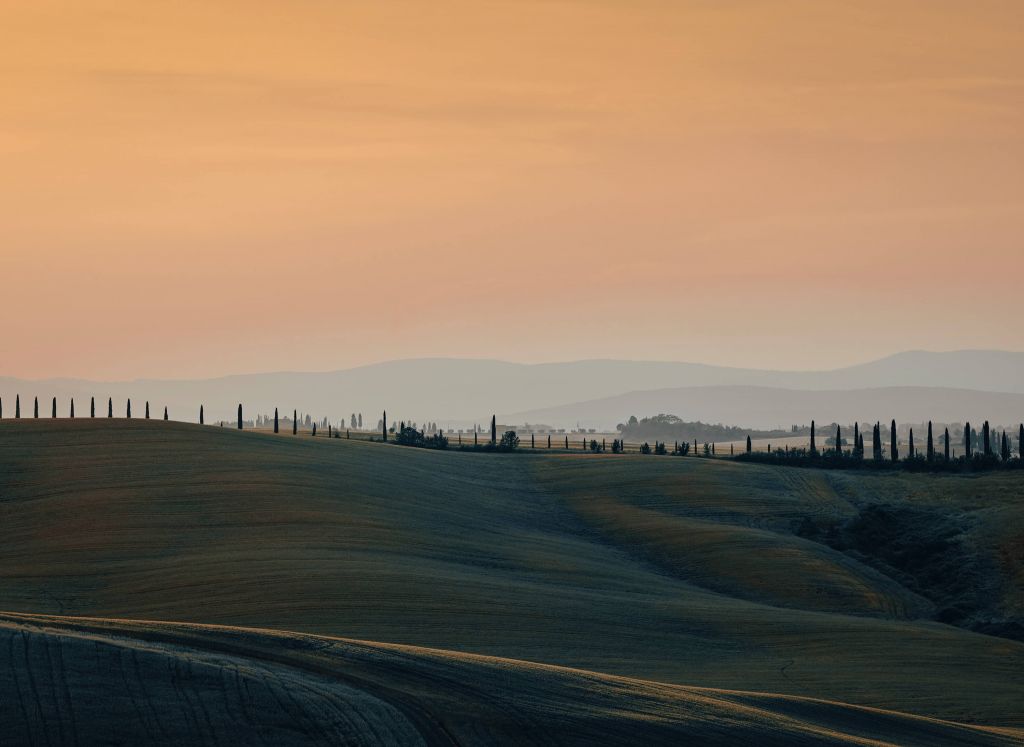 Orangefarbenes Leuchten über italienischer Landschaft