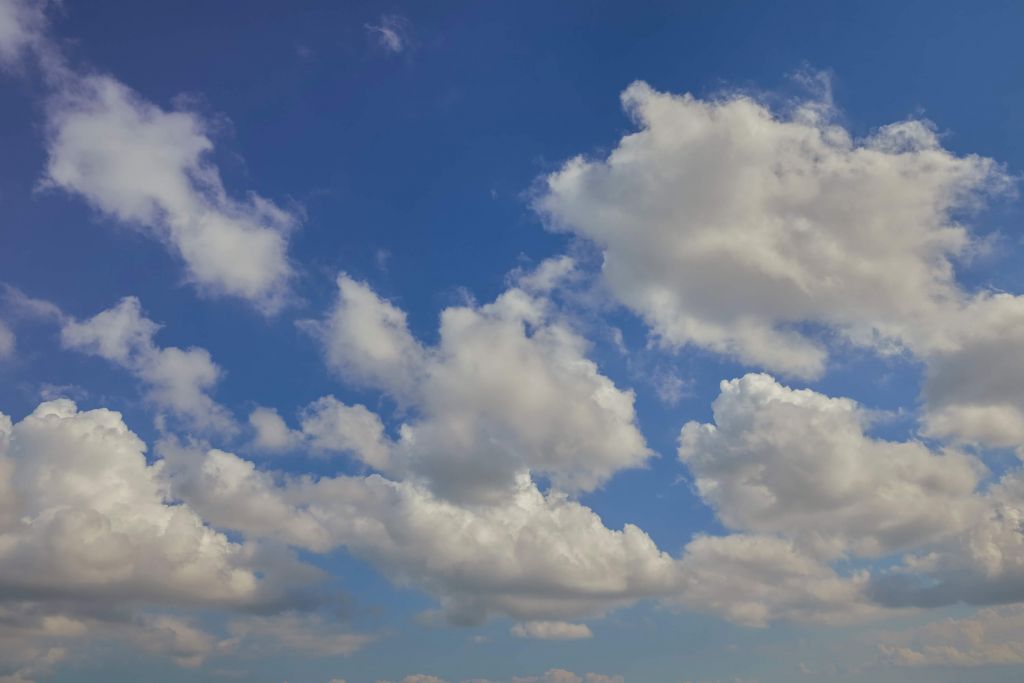 Wolken am blauen Himmel