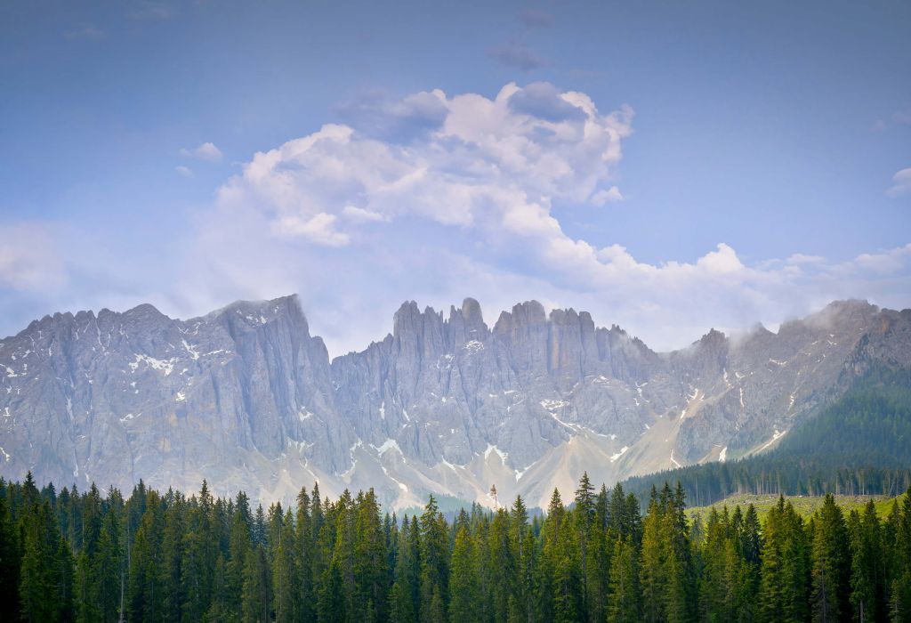 Berge mit Bäumen und Wolken