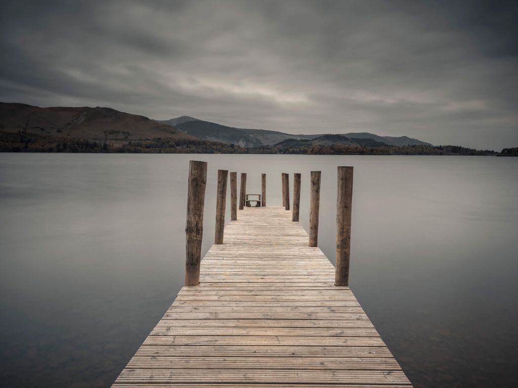 Steg an einem ruhigen See