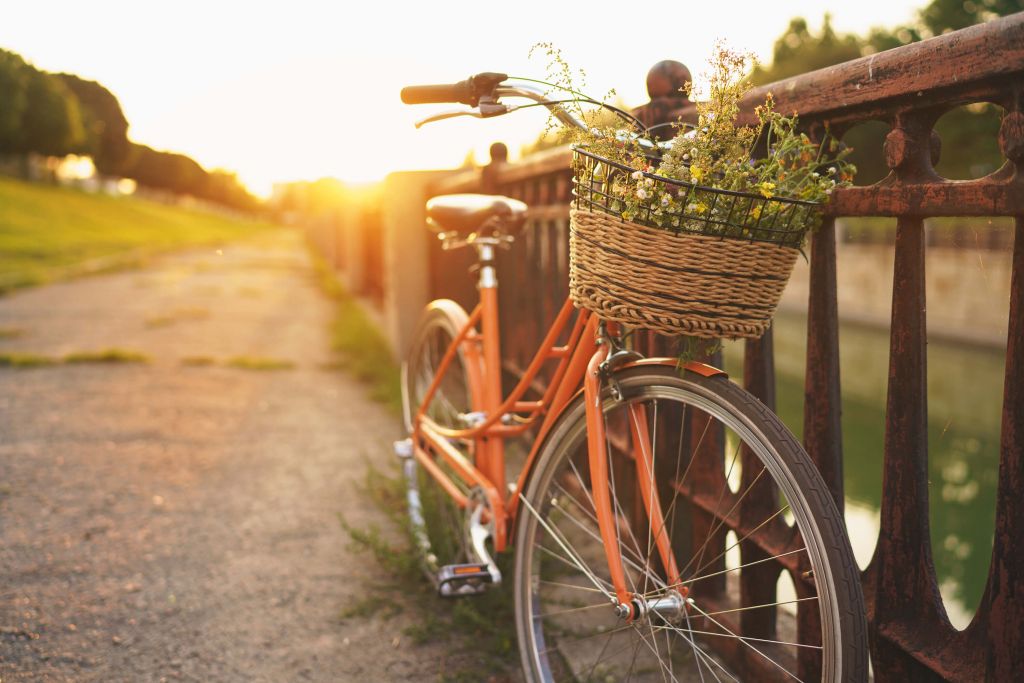 Rotes Fahrrad mit Korb