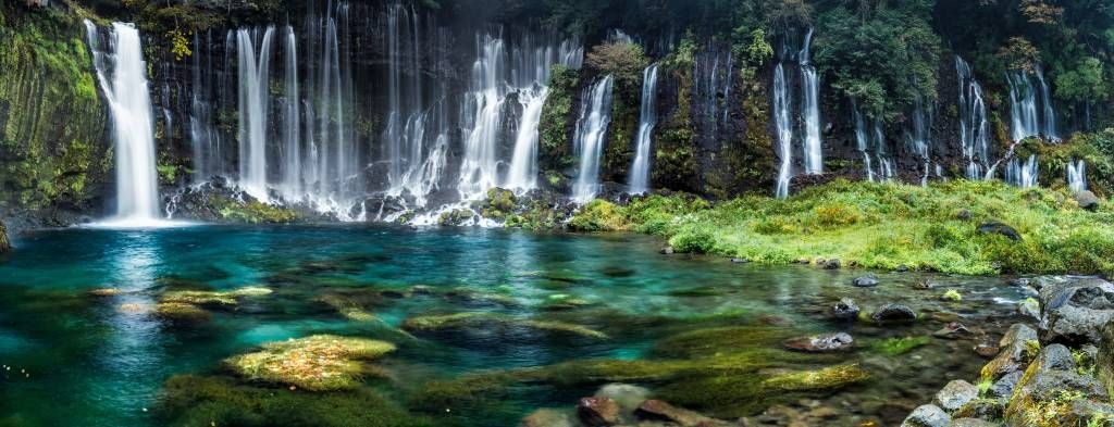 Wasserfallpanorama mit türkisblauem Wasser